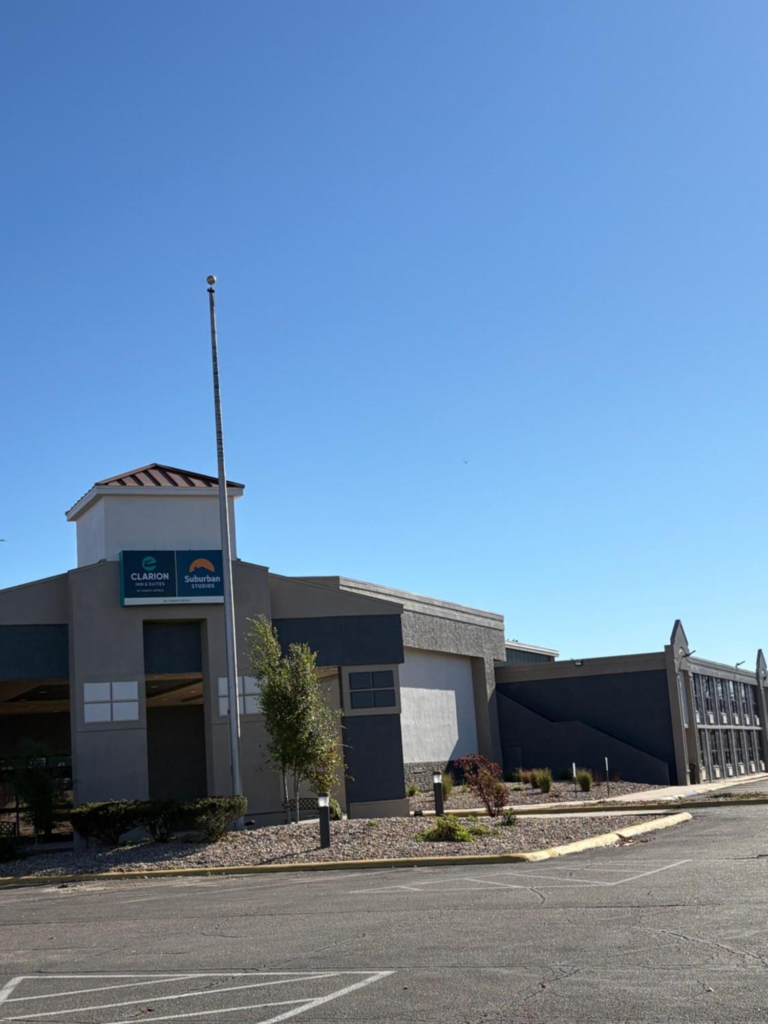 Clarion Inn & Suites And Convention Center Kearney Exterior photo