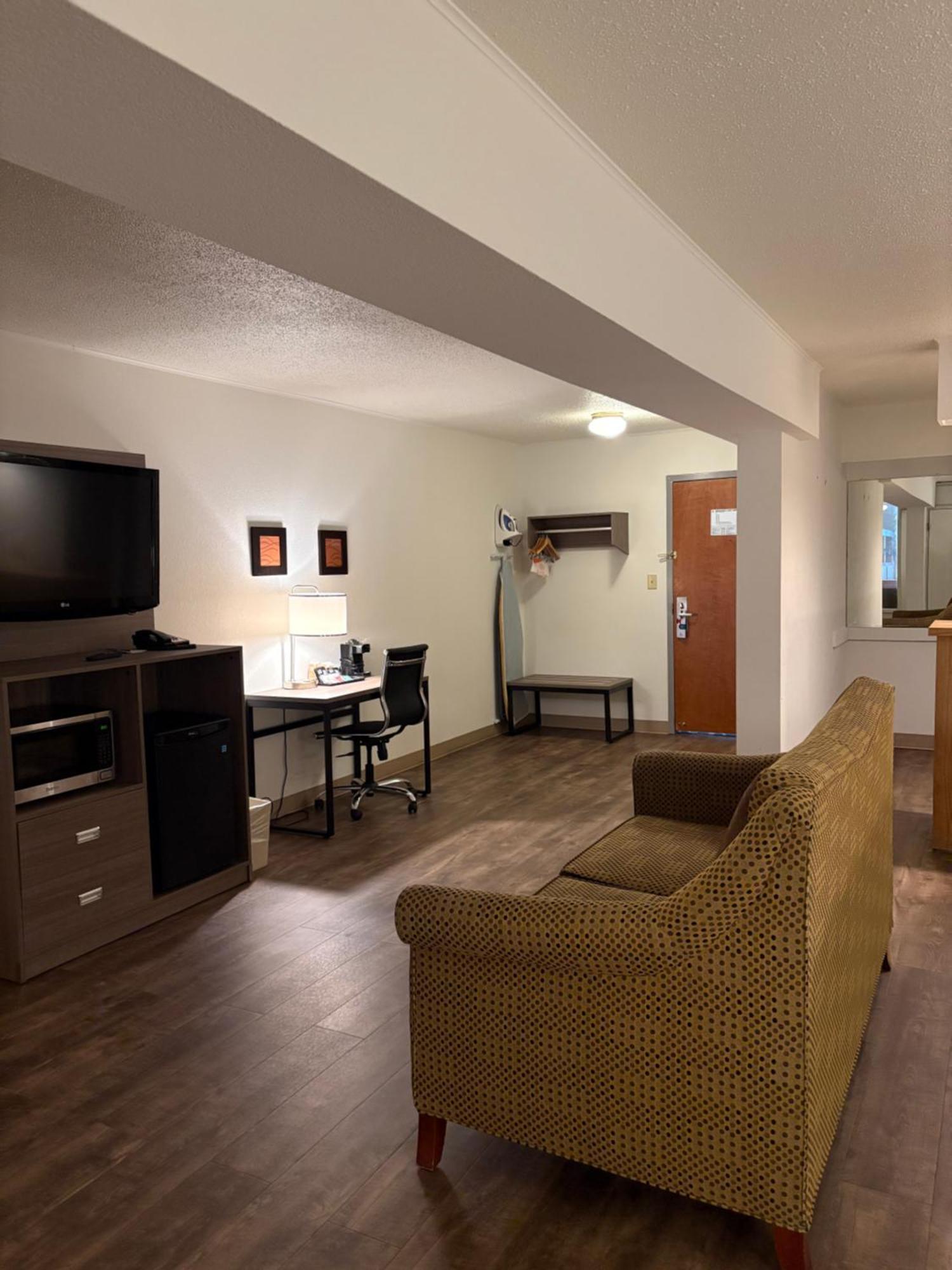 Clarion Inn & Suites And Convention Center Kearney Exterior photo
