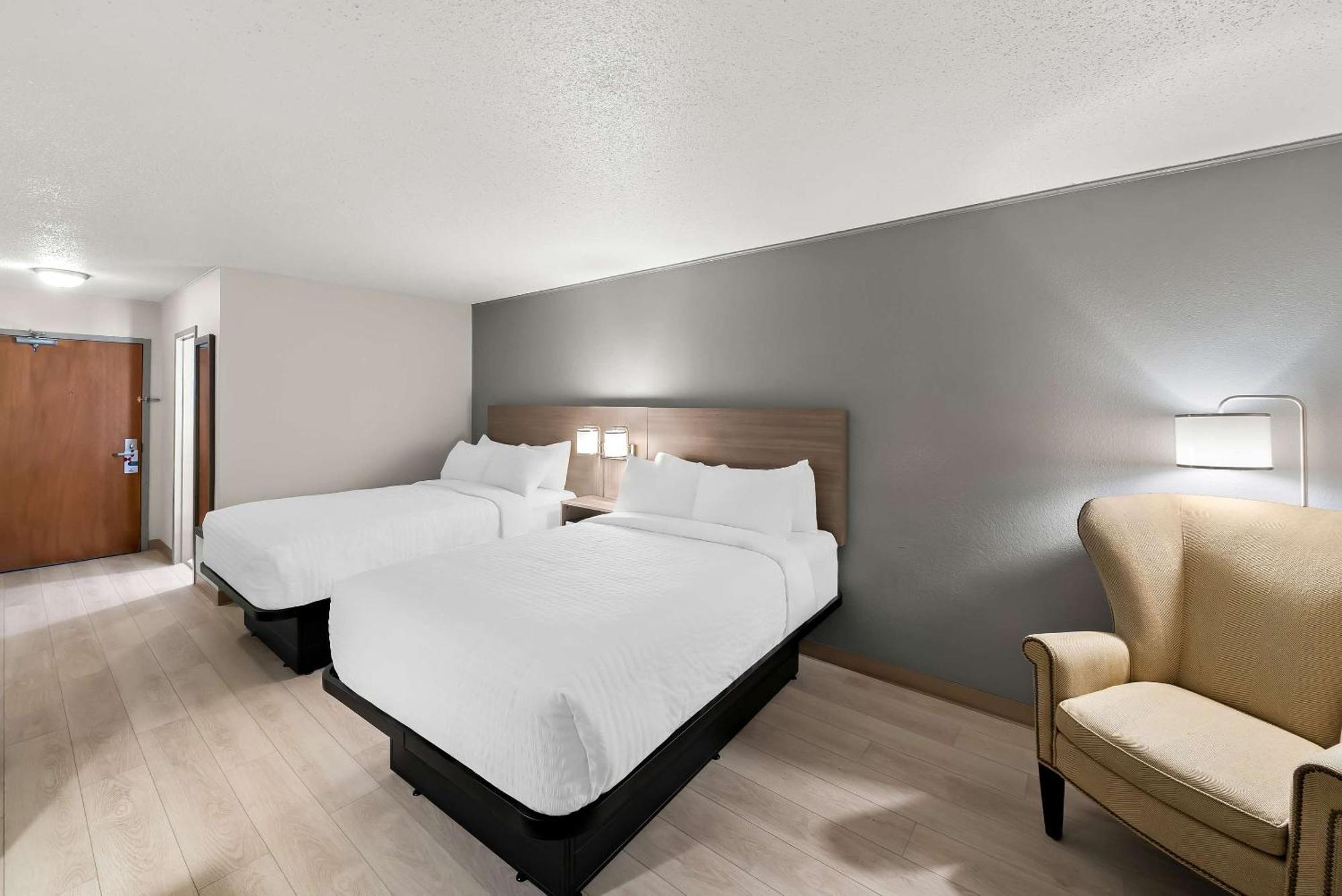 Clarion Inn & Suites And Convention Center Kearney Exterior photo