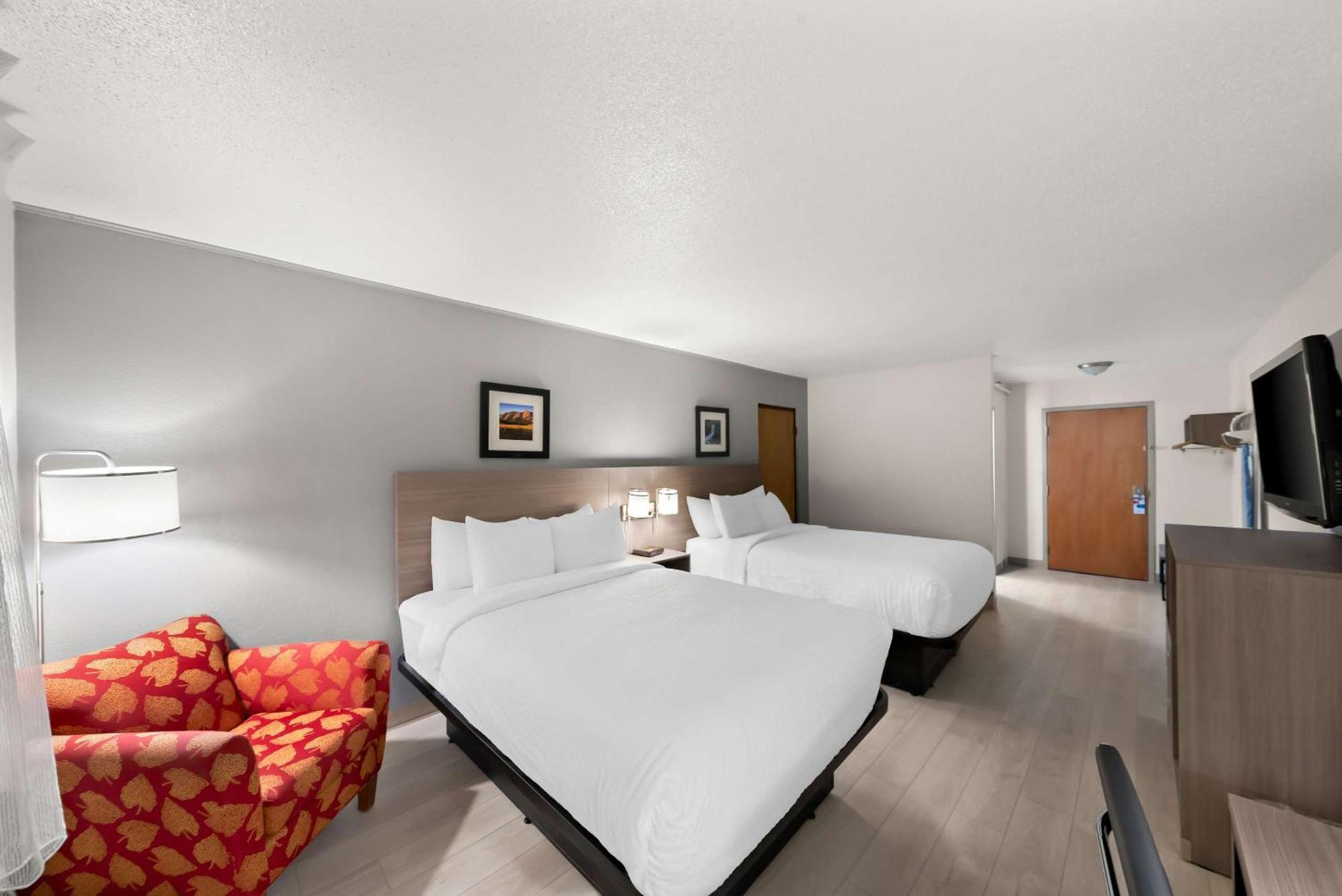 Clarion Inn & Suites And Convention Center Kearney Exterior photo